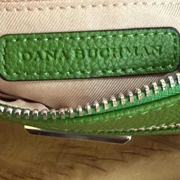 Dana Buchman Pebbled vegan leather brand-new wristlet in Kelly Green Hue - Picture 5 of 7